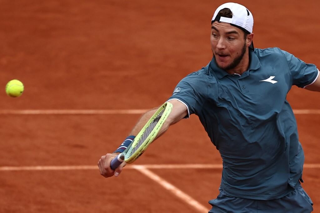 Struff spelar serve och volley