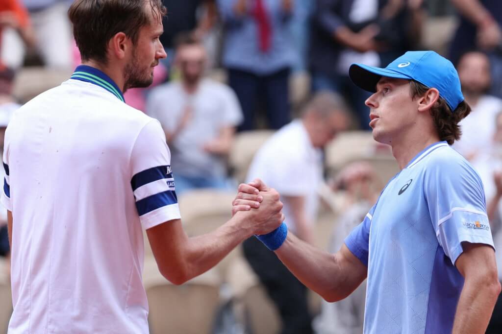 De Minaur tackar Medvedev i Franska öppna. 