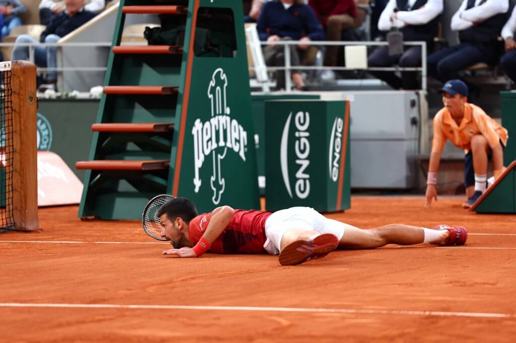 Djokovic ligger ner i Franska öppna.